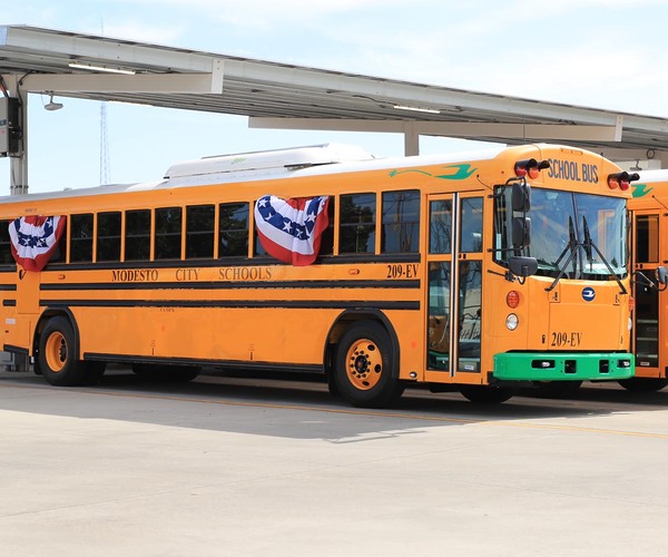 Leszállította 1500. elektromos iskolabuszát a Blue Bird