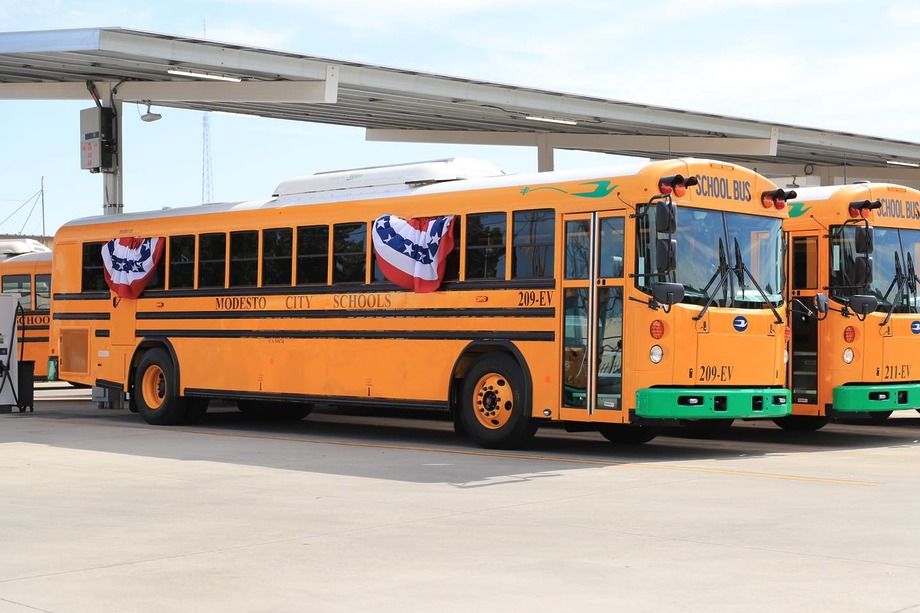 Leszállította 1500. elektromos iskolabuszát a Blue Bird