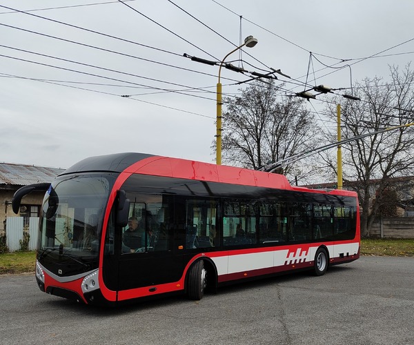 Megérkezett Eperjesre az első új SOR TNS 12 trolibusz