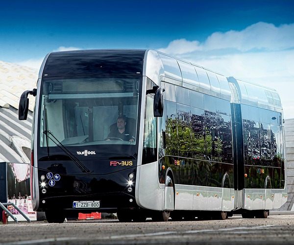 Pau is kihátrál a hidrogénüzem mögül