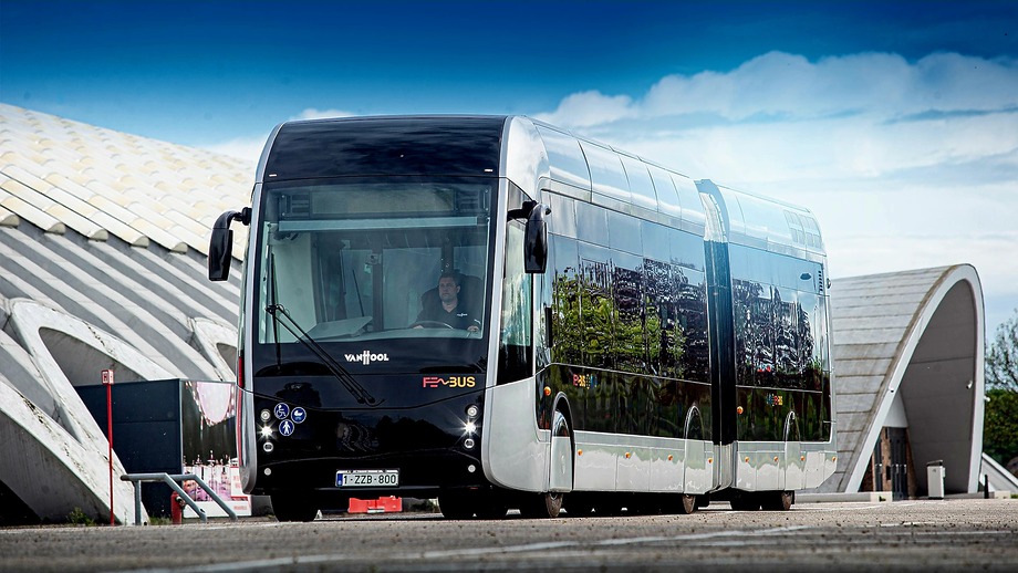 Pau is kihátrál a hidrogénüzem mögül