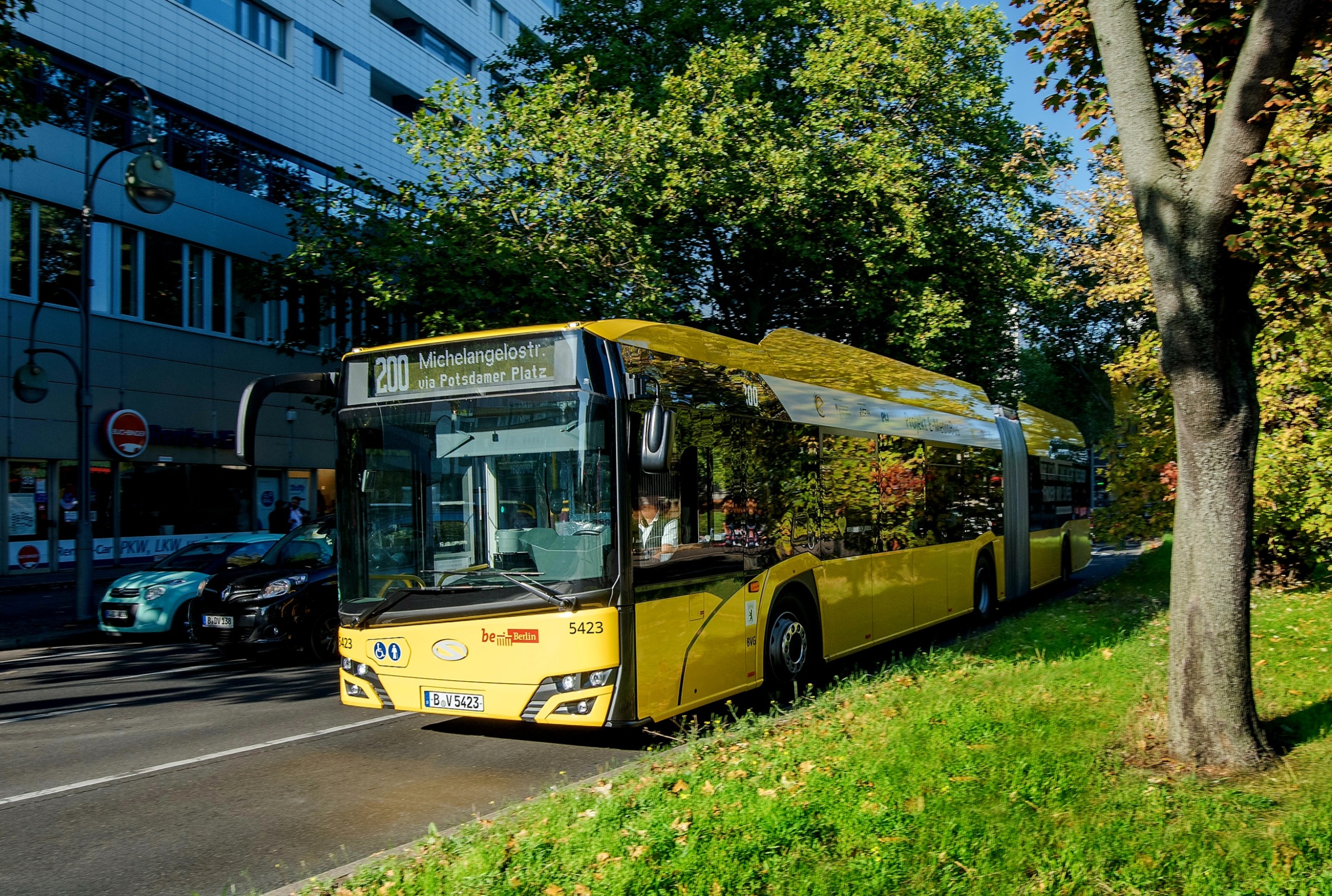 Hétszáz darab csuklós e-busz szállításáról kötött keretmegállapodást a BVG és a Solaris 3 10mb 300dpi B E18 1