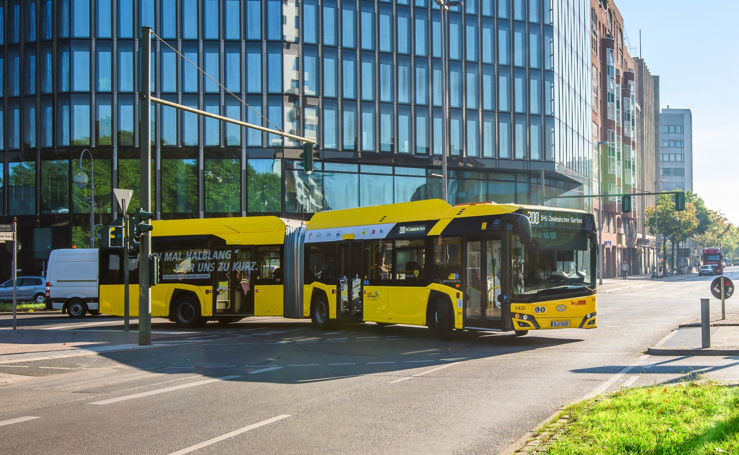 Hétszáz darab csuklós e-busz szállításáról kötött keretmegállapodást a BVG és a Solaris 2 10mb 300dpi B E18 3 1