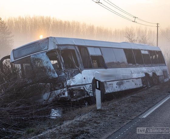Volános Ikarus EAG és egy szerb nyerges vontató karambolozott Kiskunhalasnál