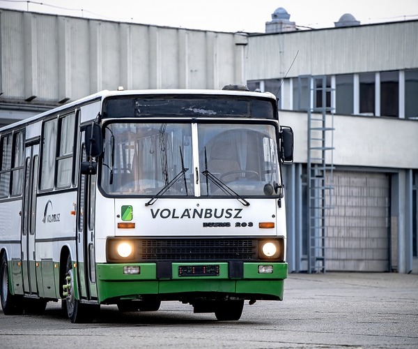 Jótékony célt támogat az egyik Ikarus 263-asának elárverezésével a Volánbusz