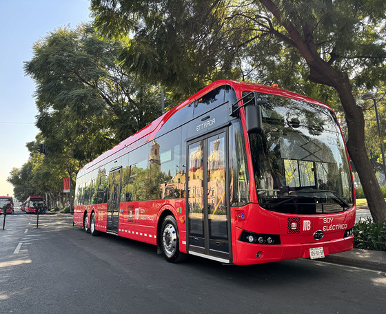 Forgalomba állt az első 20 új háromtengelyes BYD villanybusz Mexikóvárosban