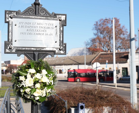 Kilencven éves a budapesti trolibuszközlekedés – koszorúzással emlékezett a BKV