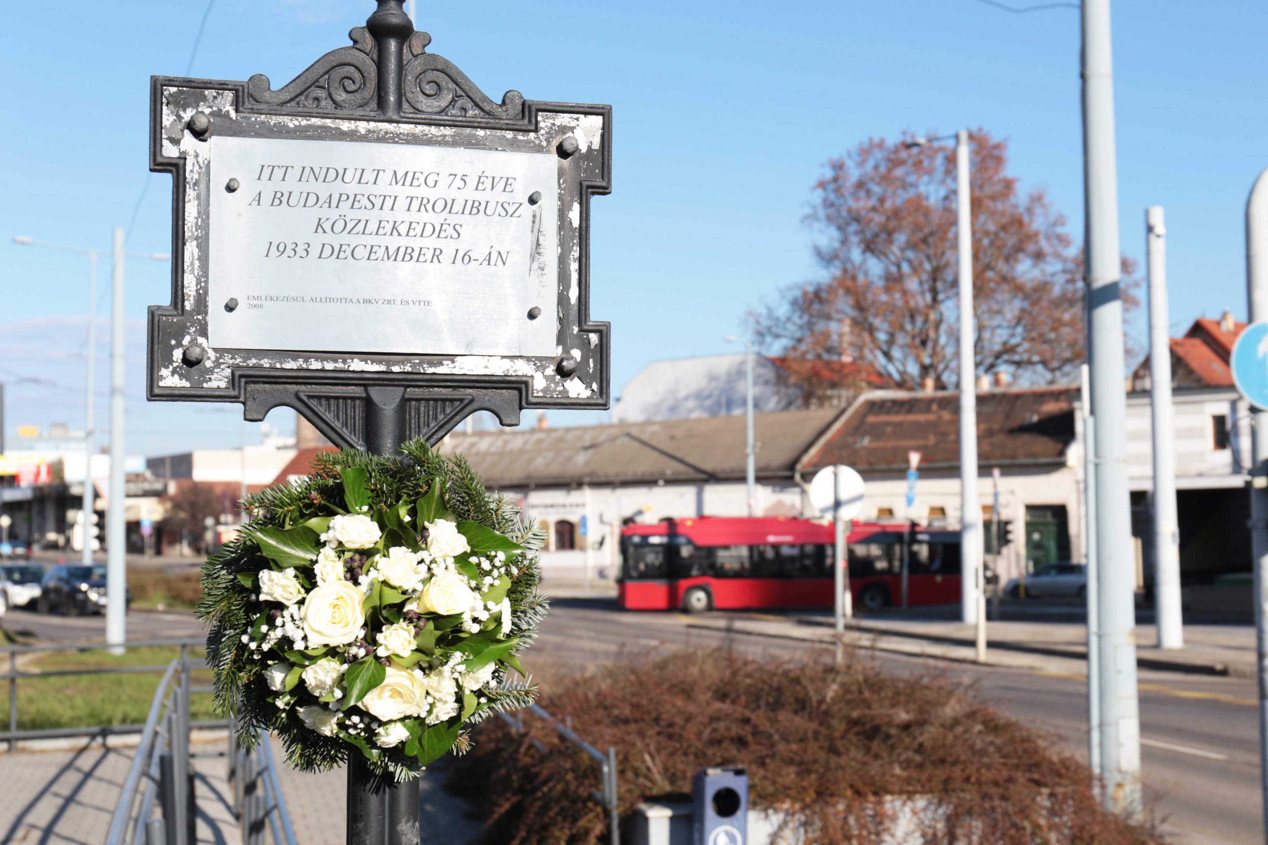Kilencven éves a budapesti trolibuszközlekedés - koszorúzással emlékezett a BKV