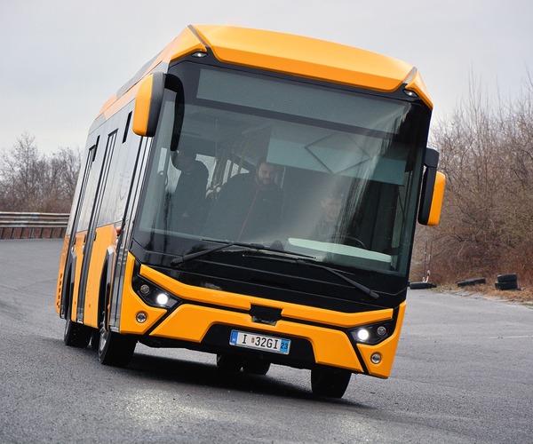 Elhagyta a gyárat a Credobus első villanybusza