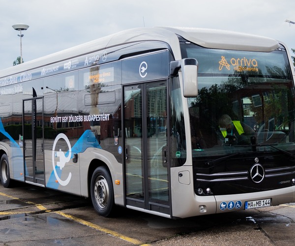 Legalább 50 szóló villanybuszt hozna a fővárosba az ArrivaBus