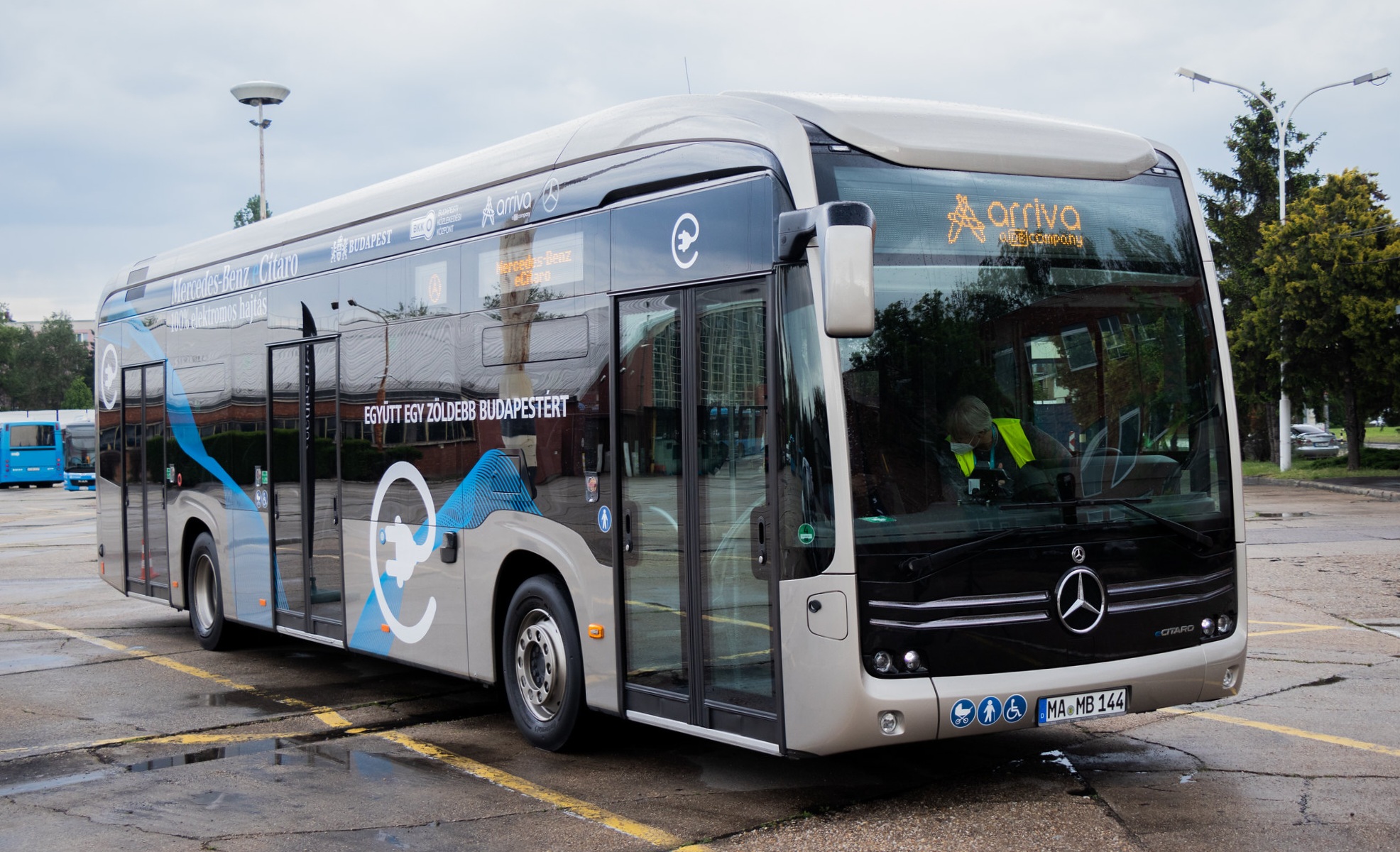 Legalább 50 szóló villanybuszt hozna a fővárosba az ArrivaBus