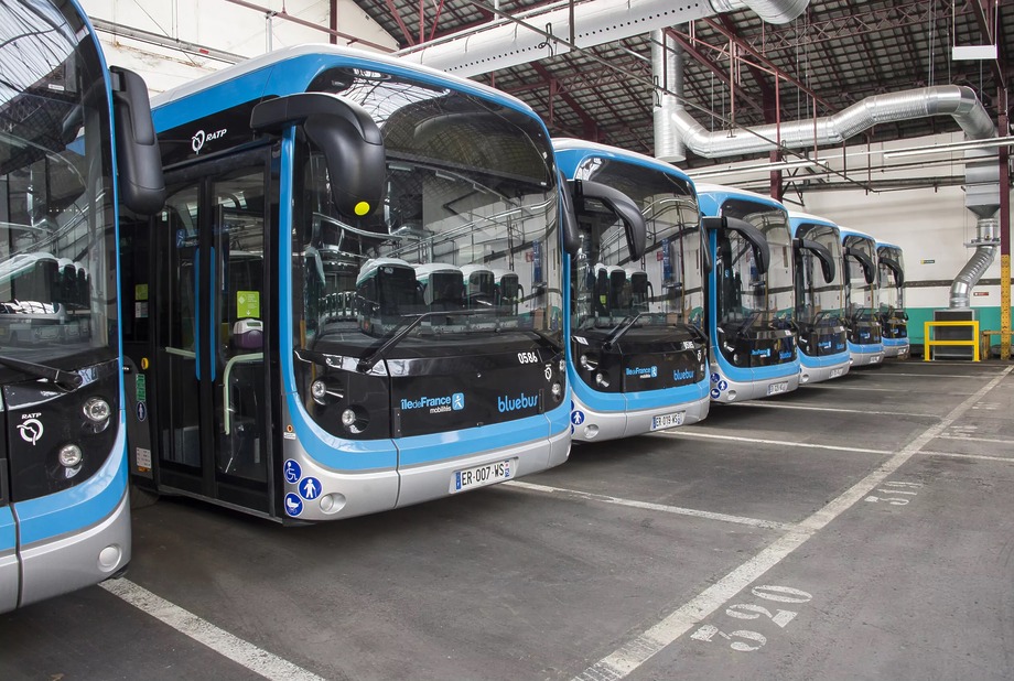 bollore bluebus parizs cimlapkep