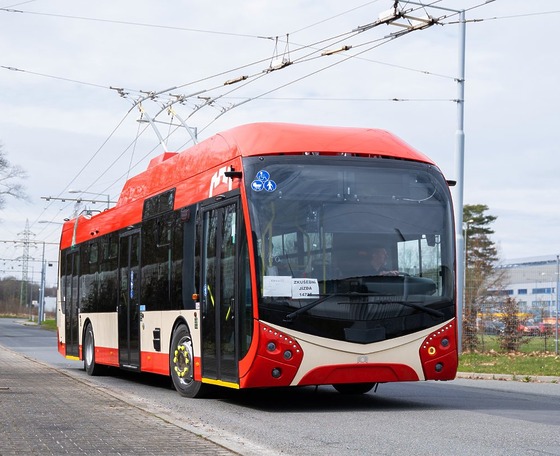 Kilencvenegy Škoda-SOR trolibusz érkezik Vilniusba