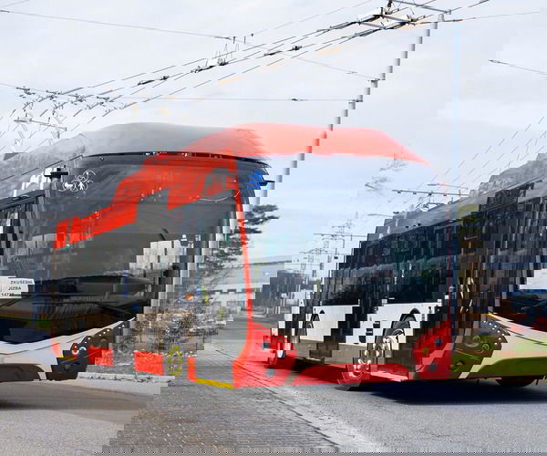 Kilencvenegy Škoda-SOR trolibusz érkezik Vilniusba