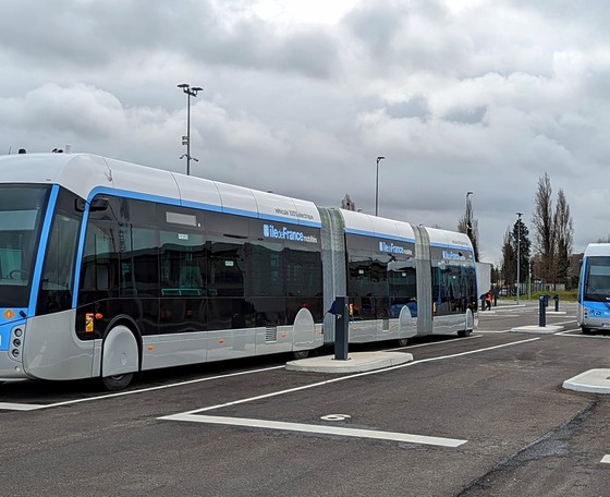Már tesztelik Párizs úttestbe integrált töltős BRT-rendszerét