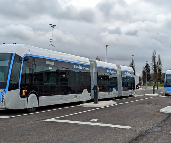Már tesztelik Párizs úttestbe integrált töltős BRT-rendszerét