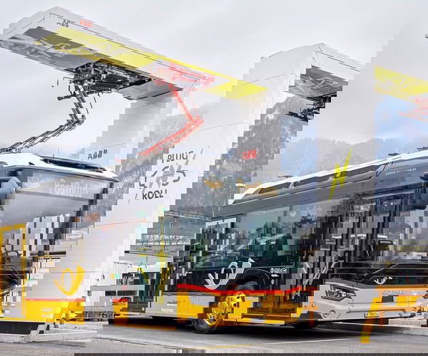 A teljes, 2400 darabos flottáját elektromos autóbuszokra cserélné 2040-ig a svájci PostAuto