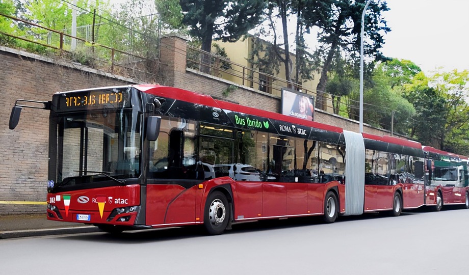 Több száz darab lágyhibrid és gázüzemű buszt szállít a Solaris az Örök Városba