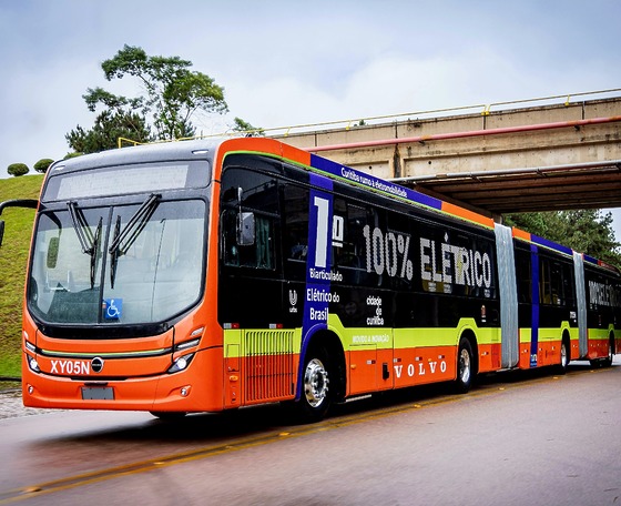 Huszonnyolc méteres duplacsuklós elektromos BRT-buszt mutatott be a Volvo Buses