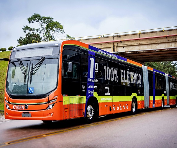 Huszonnyolc méteres duplacsuklós elektromos BRT-buszt mutatott be a Volvo Buses