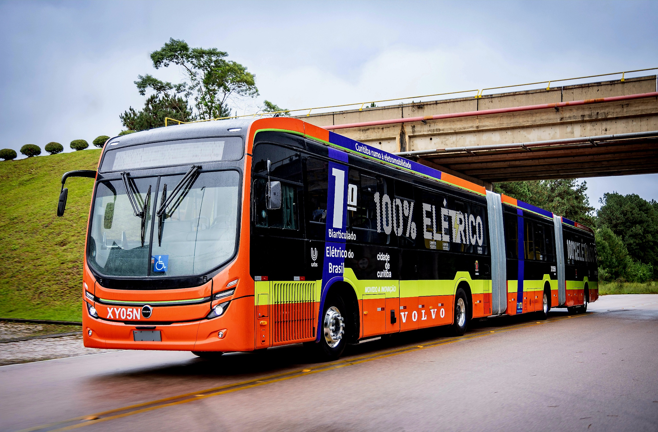 Huszonnyolc méteres duplacsuklós elektromos BRT-buszt mutatott be a Volvo Buses