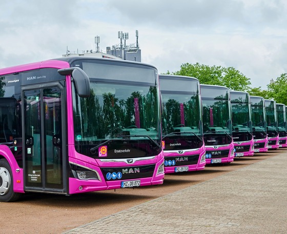 Százötven vadonatúj busszal pótol vonatot a Német Államvasutak július közepétől