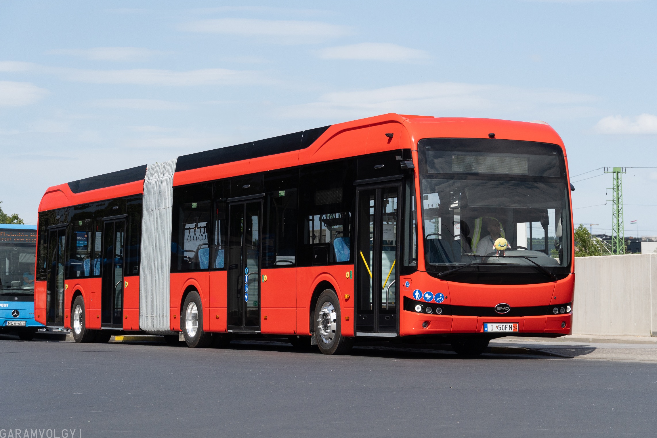 Elkészült az első hazai gyártású BYD csuklós Komáromban