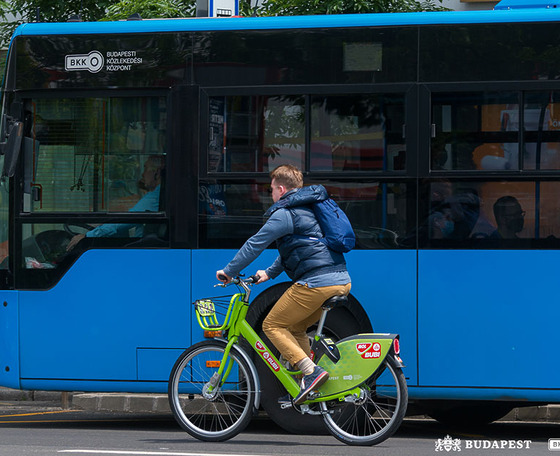Holttérre figyelmeztető programot indít a BKK a biztonságos közlekedésért