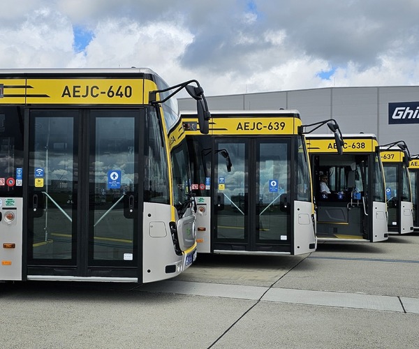 A debreceni reptéren vette át a soron következő tíz Mercedes-Benz Conecto G csuklóst a DKV