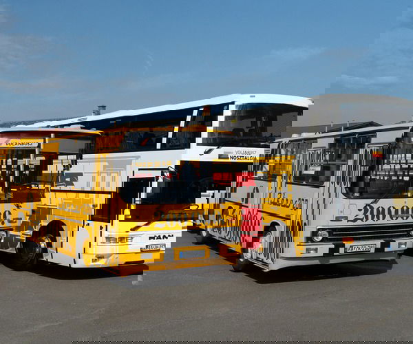 Két újabb Ikarus nosztalgiabusz lépett színre a Volánbusz hatvani retrónapján