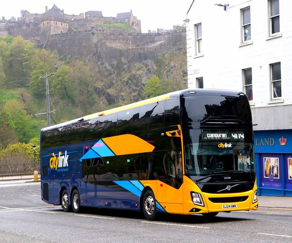 Megérkeztek az első brit piacos emeletes Volvo 9700-asok