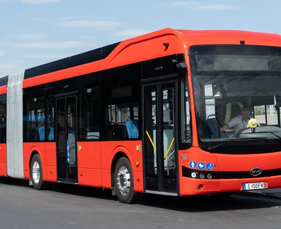 Pakson próbázik a komáromi BYD üzem csuklós B18-asa