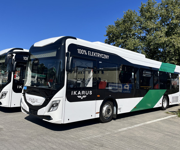 Megkezdte Szczecinek új elektromos autóbuszainak leszállítását az Ikarus