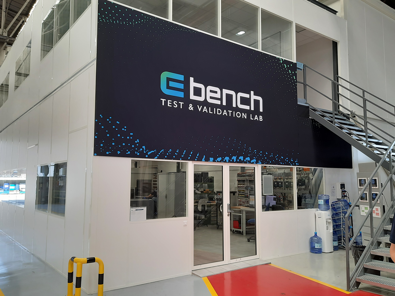 Az E-Bench laboratórium bejárata az üzemcsarnok felől