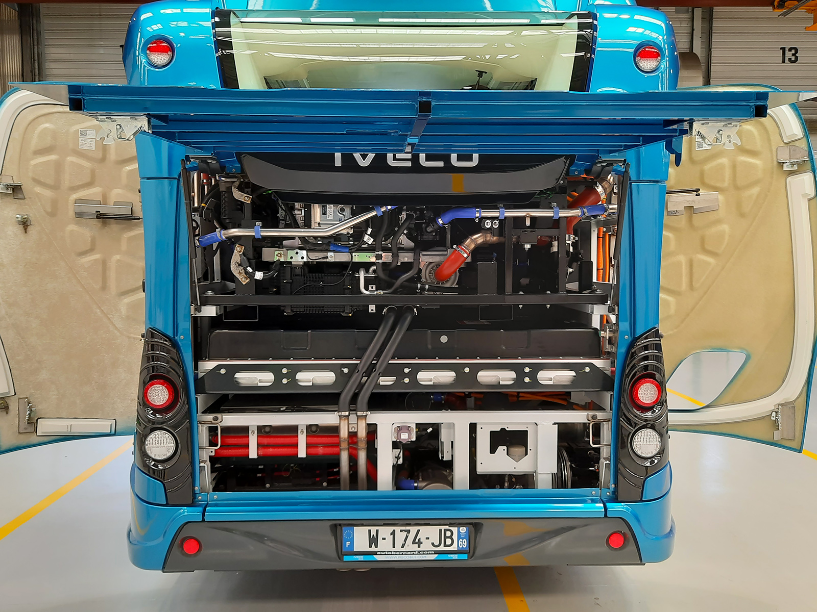 Az egykori motortérben jól megfigyelhető az üzemanyagcella, az alatta elhelyezett akkumulátor, valamint a lefelé elvezetett dupla kipufogócső