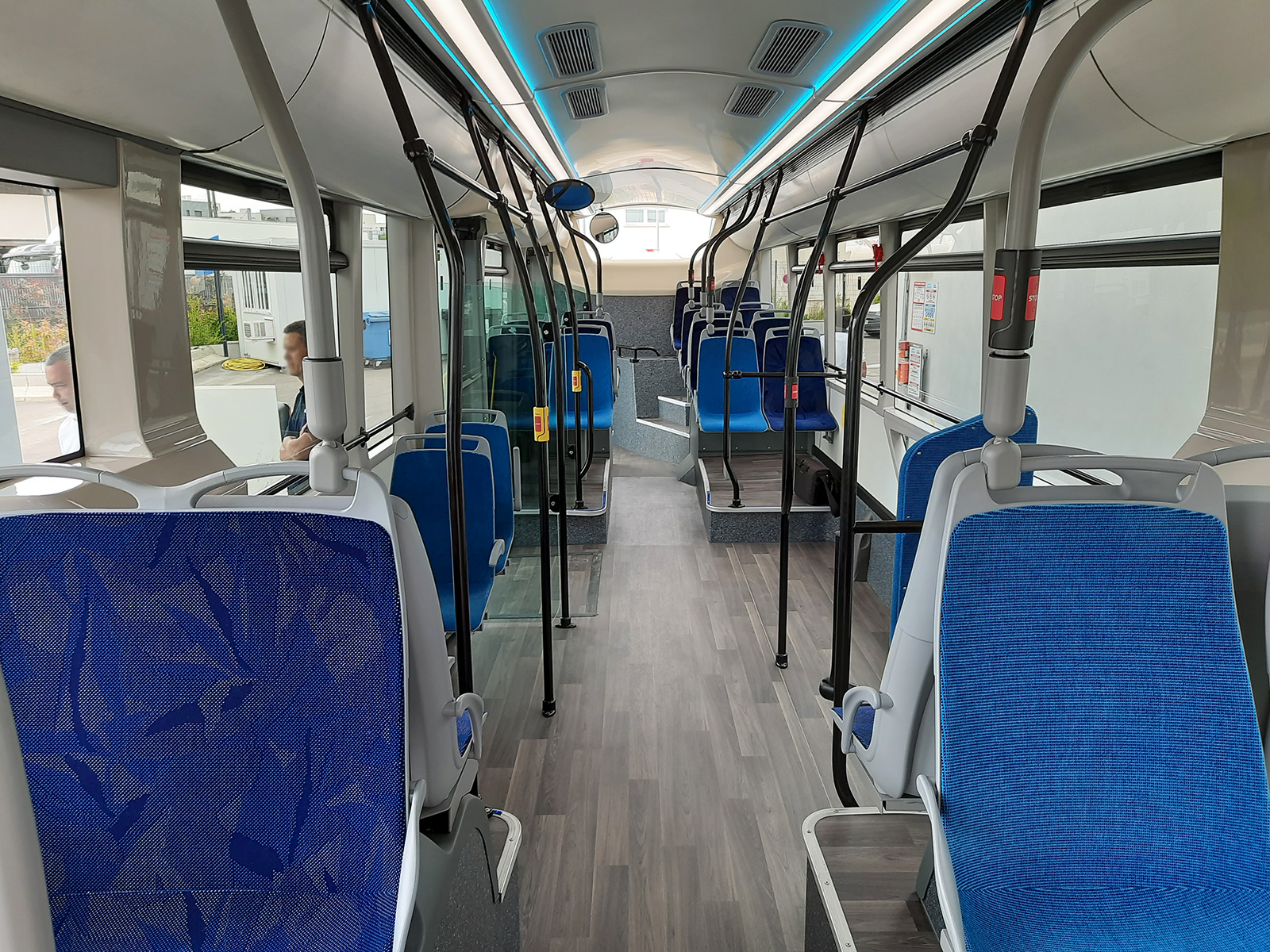 Az utastér kialakítása megegyezik a tisztán elektromos hajtású E-Way belterével