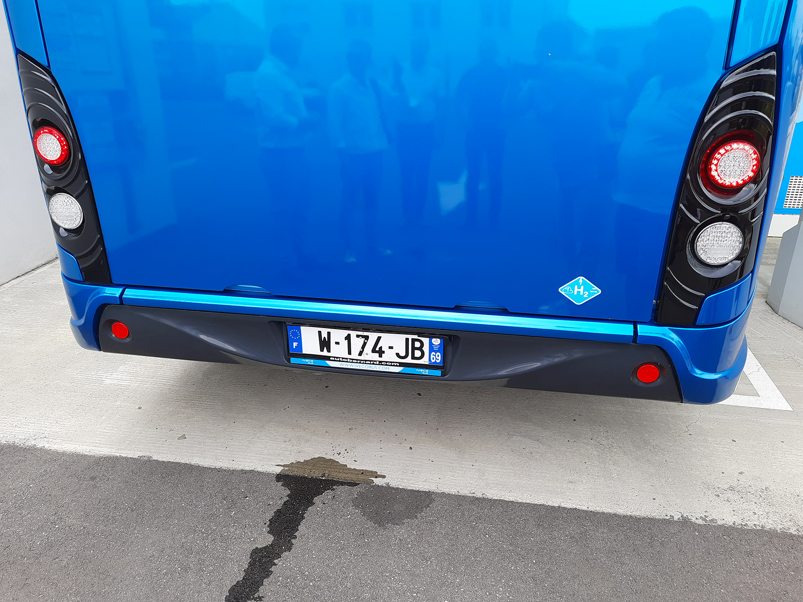 A kipufogóból csöpögő víz egy hidrogén üzemanyagcellás busztípusnál teljesen üzemszerű