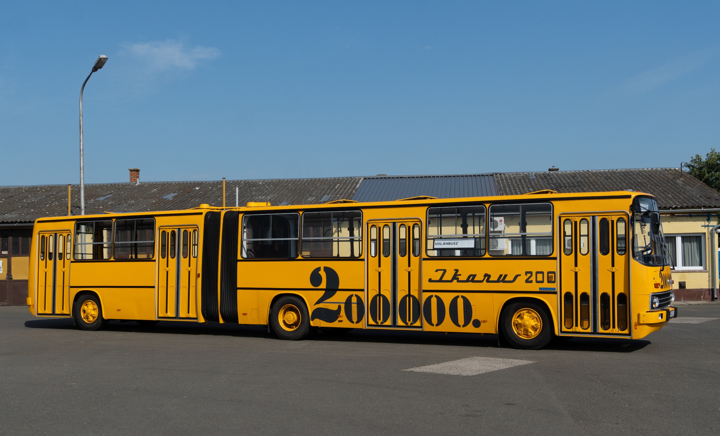 A kétszázezredik Ikarus 200-assal invitál győri fotóstúrára a Volánbusz