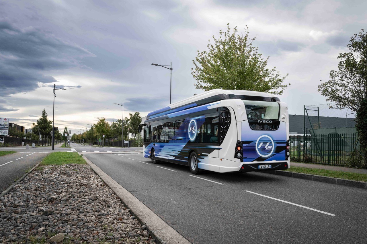 A busz Franciaországban, a vontatási akkumulátor az FPT Industrial torinói gyárában készül, az üzemanyagcella a Hyundai terméke