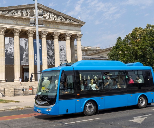 Budapesten is bemutatkozott a Ganz-SOR EBN8 elektromos midibusz