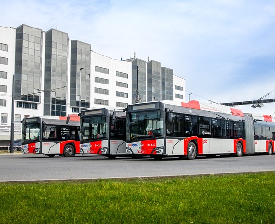 Nagyobb kapacitás és zöld közlekedés: duplacsuklós trolibuszok Prága repülőtéri vonalán