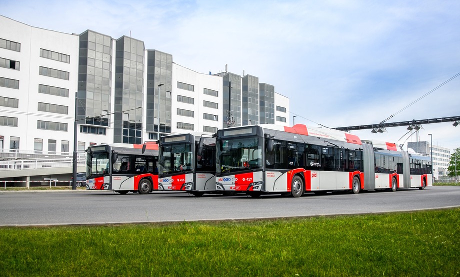 Nagyobb kapacitás és zöld közlekedés: duplacsuklós trolibuszok Prága repülőtéri vonalán