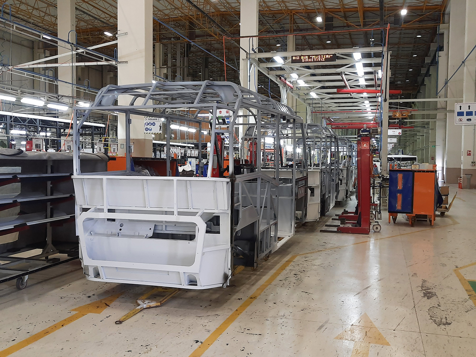 Innen indul a munka a Jest minibuszok szerelősorán