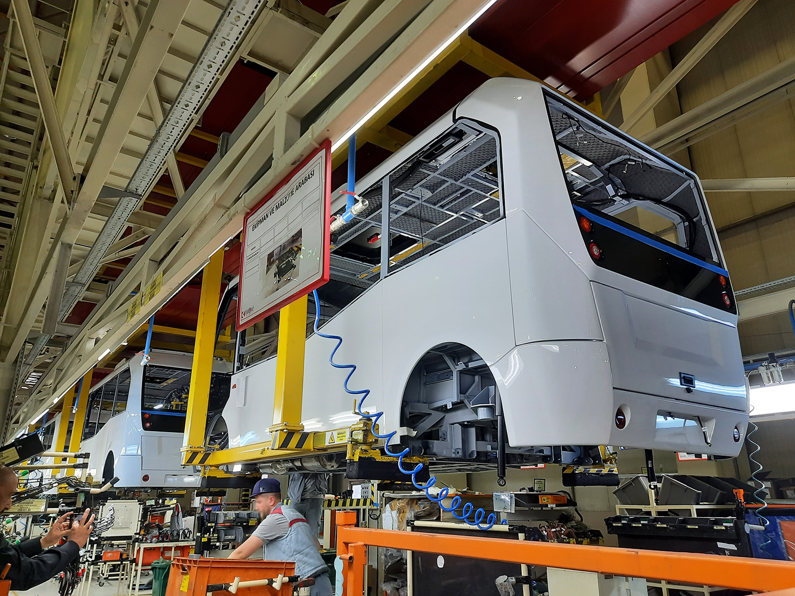 A padló alatti kábelezés és csövezés beépítéséhez a buszokat a szerelősoron haladva megemelik