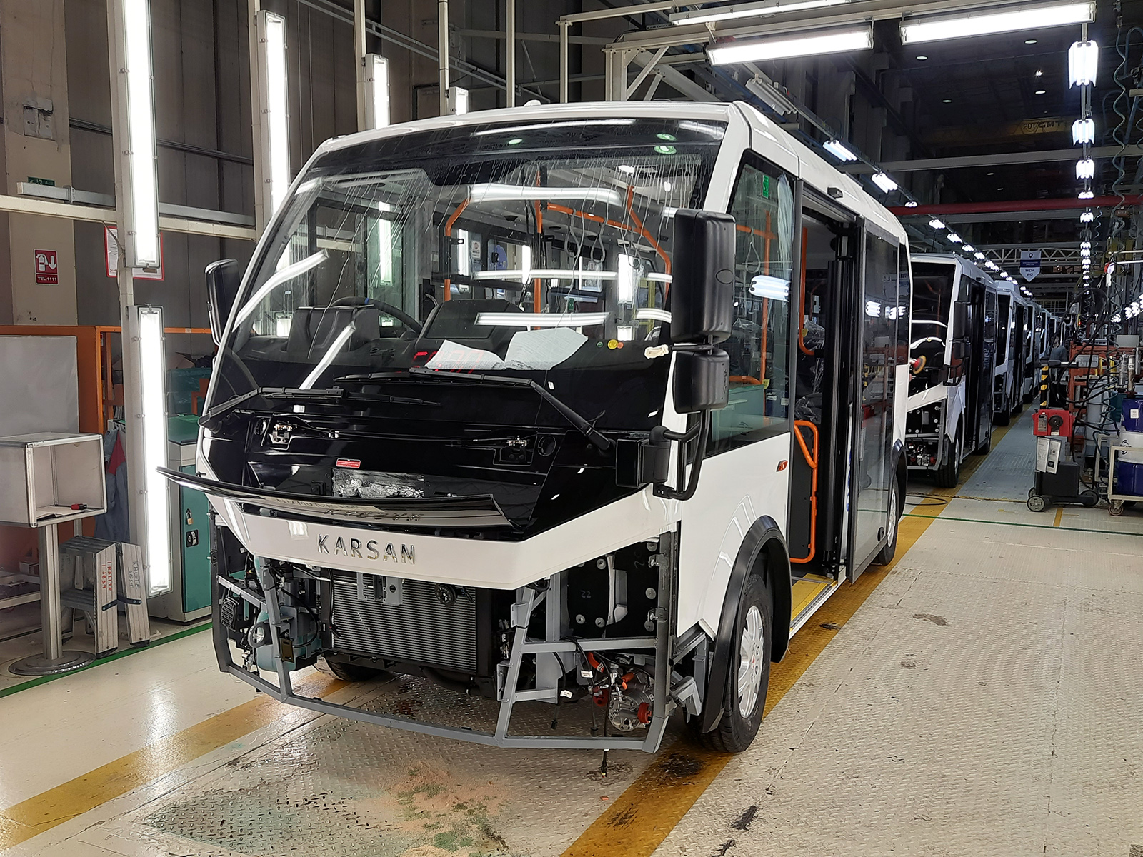 A japán piac számára készülő e-Jest minibuszok a gyártósoron
