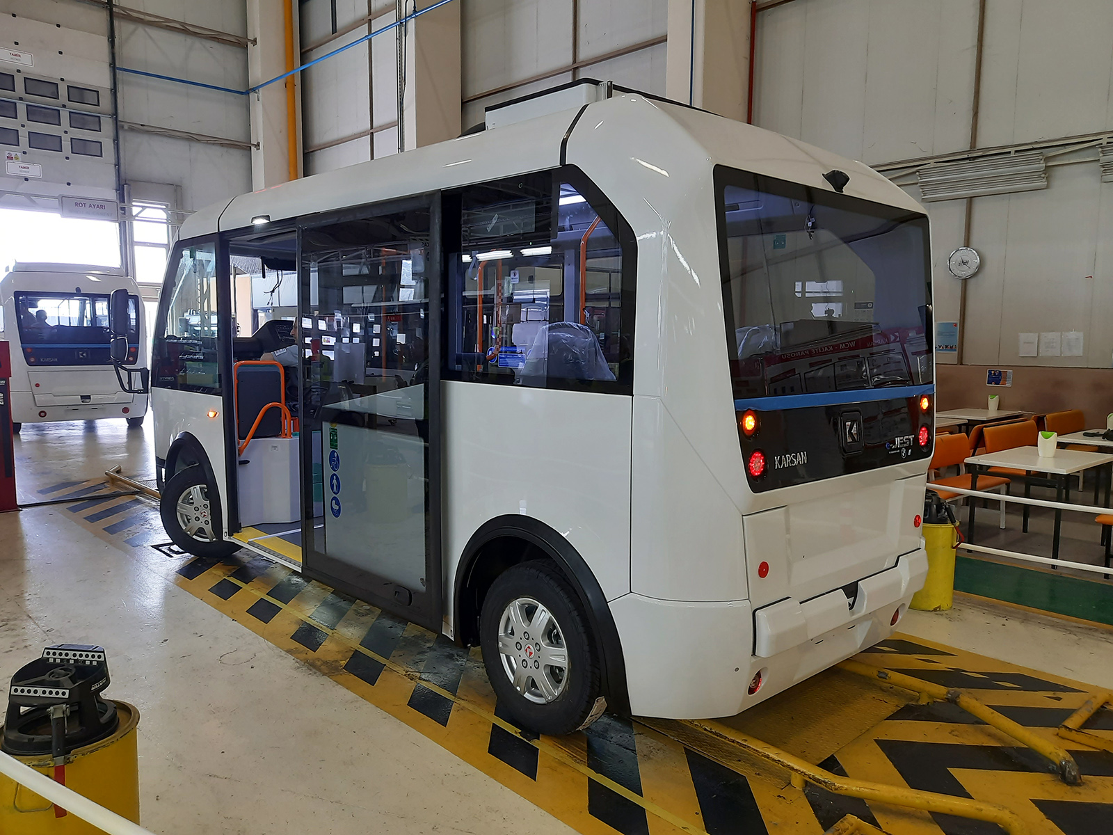 Egy frissen elkészült e-Jest minibusz ellenőrzése a szerelősor végén