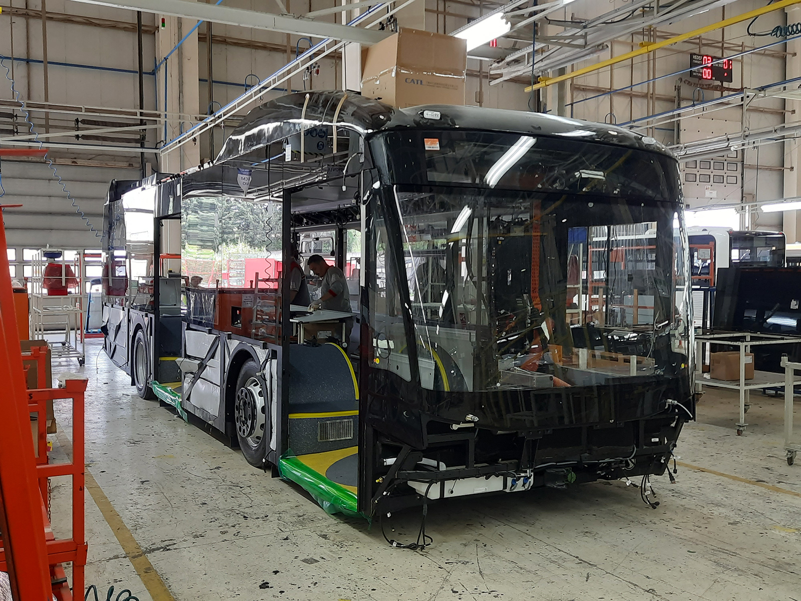 Rövid tengelytávú e-ATA villanybusz a szerelősor elején