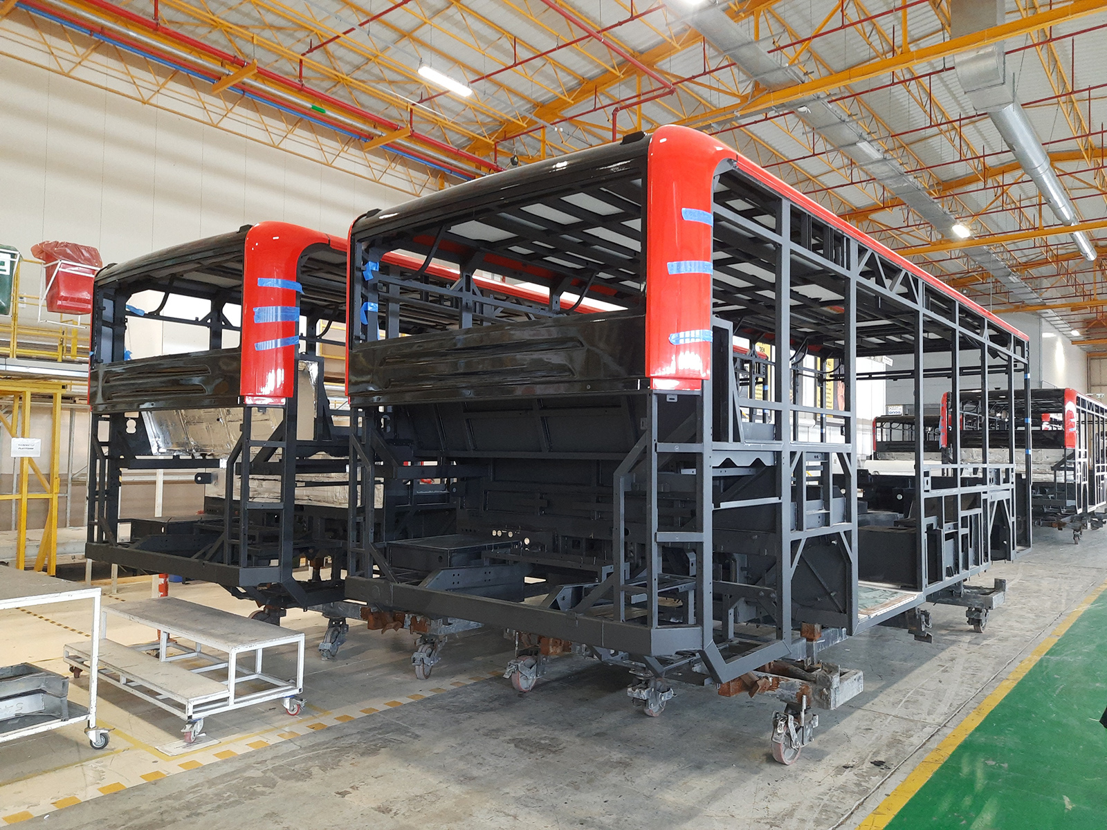 A tető és a hátfal műanyag burkolatát még a festőüzem csarnokában felragasztják