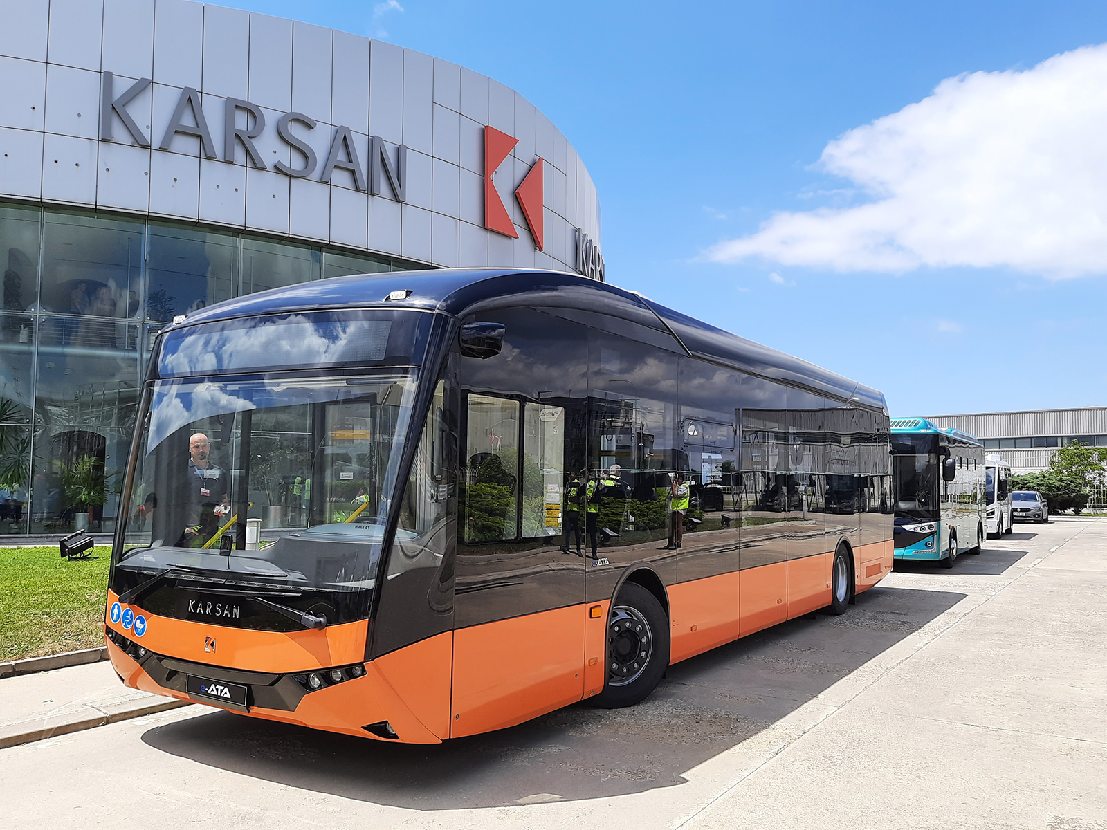 A Karsan e-ATA villanybusz egyik szóló példánya a gyár modern főépülete előtt