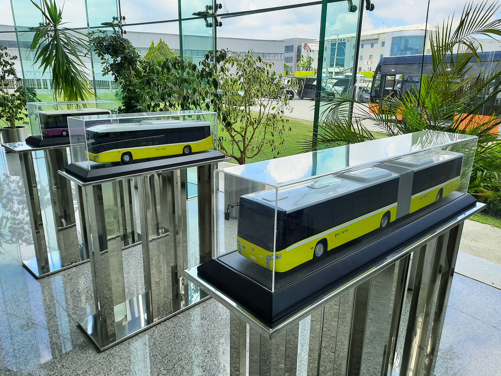 A Karsan Atak makettje mellett a BredaMenarinibus Avancity+ és Avancity+ S típusok kicsinyített másai is helyet kaptak. Az isztambuli BRT-hálózaton szolgáló csuklósokkal két éve futólag mi is találkoztunk